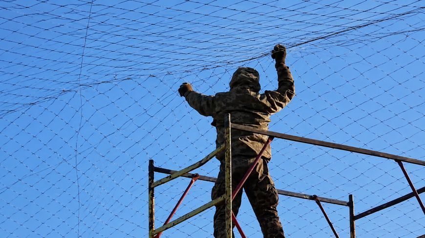 Антидронова сітка (6&times;73 м) вічко 50 мм, нитка 1,8 мм, чорна міцна сітка для захисту техніки та позицій KBRG-20051-Ч фото